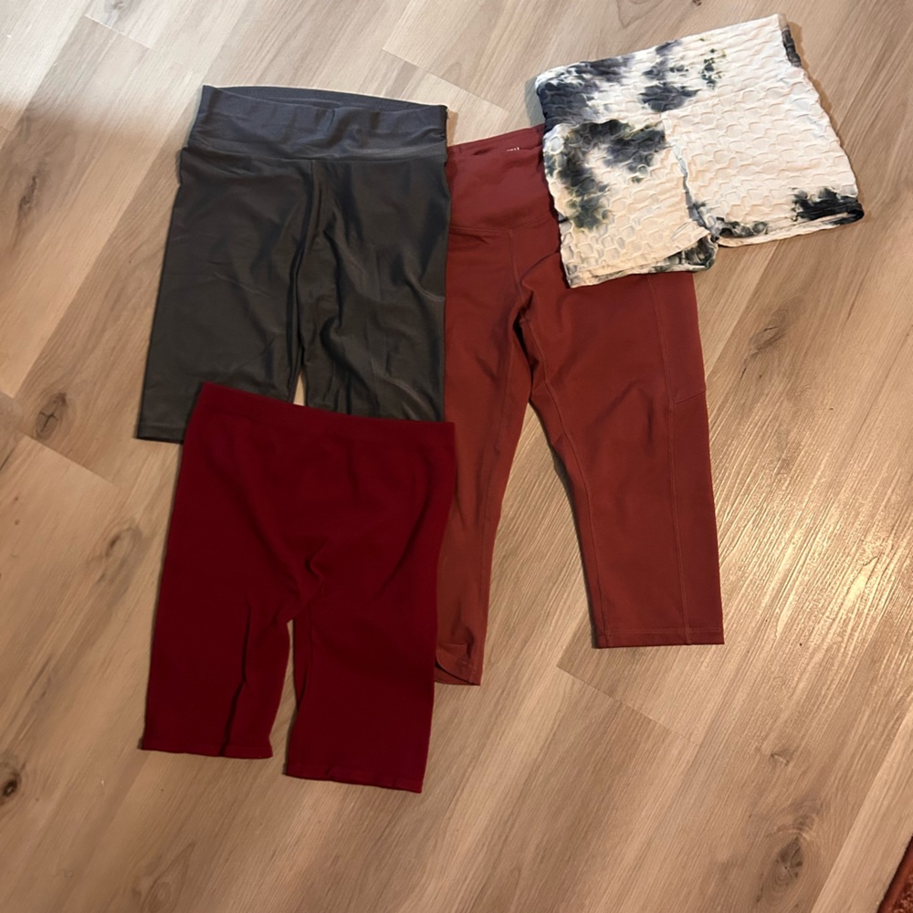 Set of 4 workout bottoms - size medium